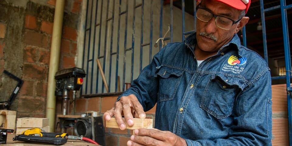 Fredy en el taller de carpintería, Saravena, Arauca.